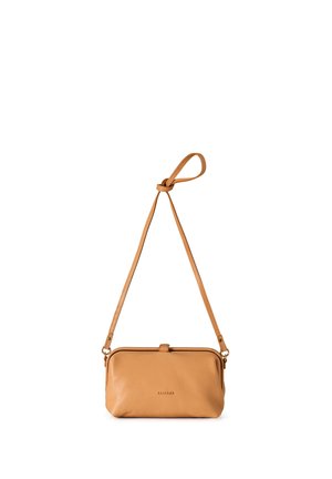 Sac bandoulière en cuir couleur beige avec sangle ajustable et petit nom de marque "BALAGAN" sur le devant, sur fond blanc.