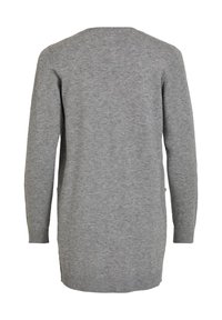 Pull en maille gris à manches longues avec un col en V, des poignets côtelés et un tissu texturé. Sa longueur atteint le milieu de la cuisse et il dispose de deux poches latérales.