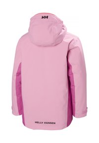 Světle růžová voděodolná bunda s kapucí, která má tmavě růžové boční panely a černé logo značky na zádech a spodním lemu.