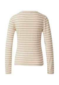 Beżowa bluzka z długim rękawem w białe poziome paski, wykonana z miękkiego, elastycznego materiału; posiada zaokrąglony dekolt i dopasowany krój.