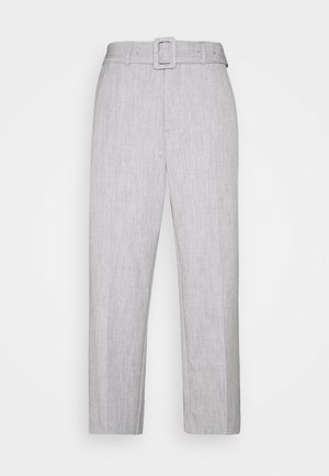 Hellgraue taillierte Hose mit hohem Bund, mit passendem Stoffgürtel und rechteckiger Schnalle, gerader Beinverlauf, keine sichtbaren Taschen.