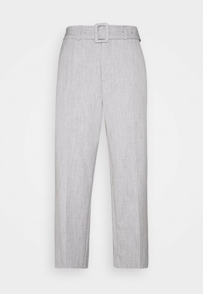 Pantalon gris clair taille haute, coupe droite, avec ceinture assortie en tissu et boucle rectangulaire, sans poches apparentes.