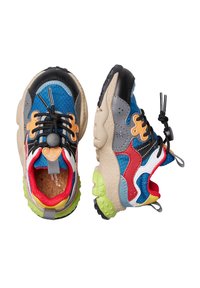 Un paio di sneakers colorate per bambini con suole massicce beige, mesh blu, accenti rossi e gialli, lacci elastici neri e battistrada verde.