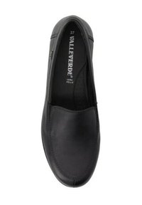 Scarpa nera in pelle senza lacci con una texture liscia e punta arrotondata, caratterizzata da cuciture minime e un marchio discreto sulla soletta. Taglia 37.