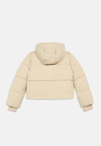 Beige cropped pufferjakke med quilted hætte og ribbede manchetter, opstillet fladt med ryggen opad på hvid baggrund.