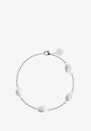 Silbernes Perlenarmband mit vier unregelmäßigen weißen Perlen, gesichert mit einem Karabinerverschluss und einem kleinen Anhänger.