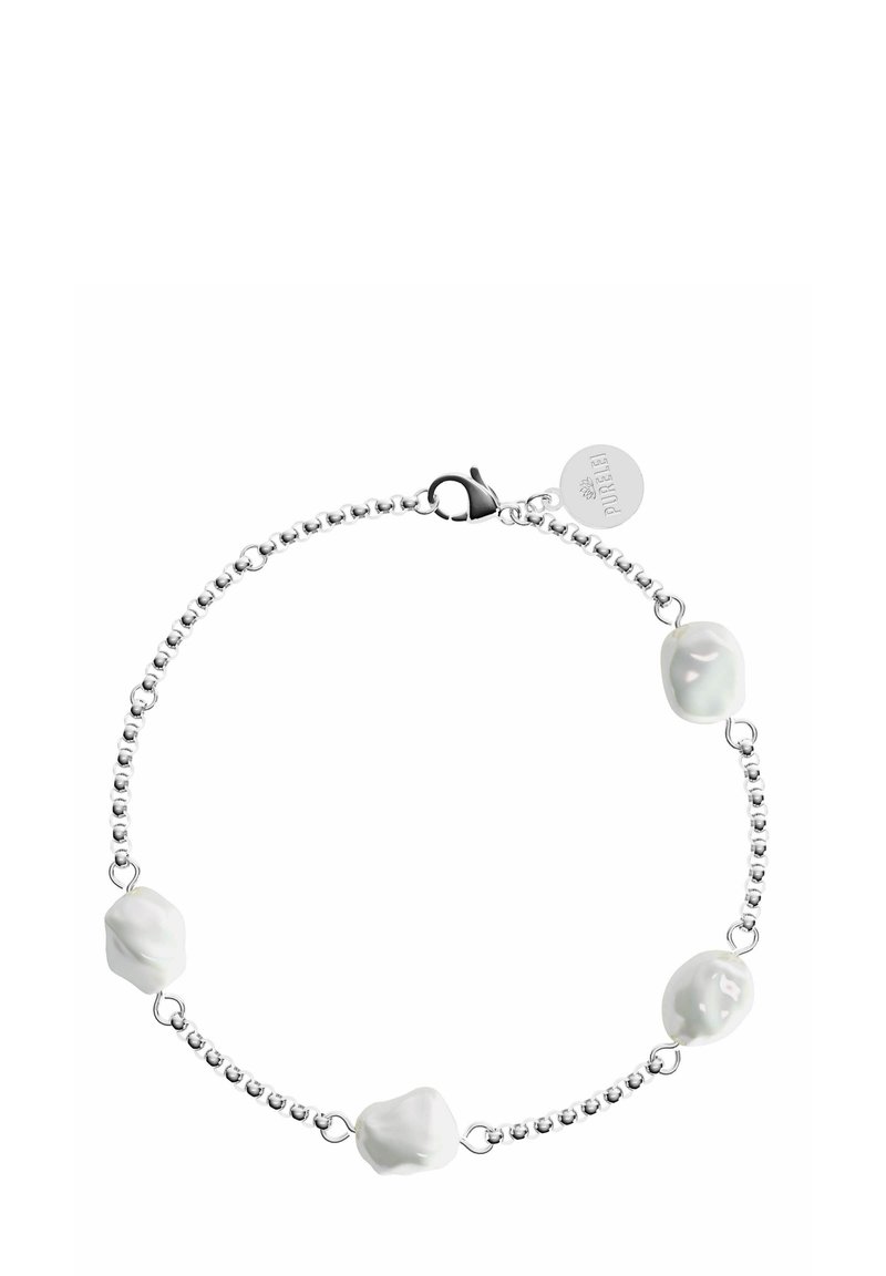 Silbernes Perlenarmband mit vier unregelmäßigen weißen Perlen, gesichert mit einem Karabinerverschluss und einem kleinen Anhänger.