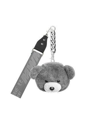 Llavero de oso de peluche gris con pelo texturizado, orejas redondas y ojos negros. Atraído a una cinta negra con una cadena plateada y acentos impresos.
