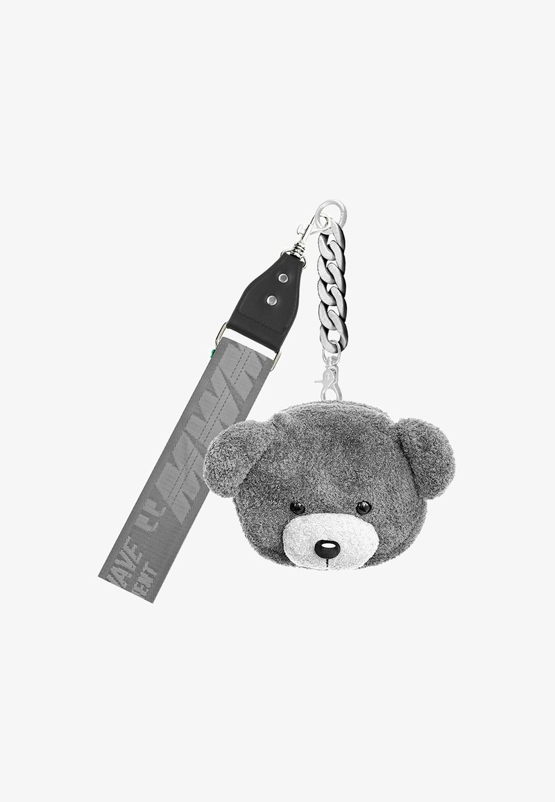Llavero de oso de peluche gris con pelo texturizado, orejas redondas y ojos negros. Atraído a una cinta negra con una cadena plateada y acentos impresos.