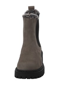 Hellbrauner Wildleder-Stiefelette mit einem Kragen aus Kunstfell, schwarzen elastischen Seitenteilen und einer strukturierten Gummisohle für besseren Halt.