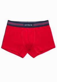 Röda bomullskalsonger med en marinblå midja som har ordet "ombre" och två accentstripes i rött och vitt.