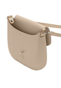 Borsa a tracolla beige con finitura liscia e testurizzata, hardware argentato e tracolla regolabile, caratterizzata da un design minimalista e un'apertura superiore.