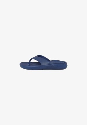 Sandalo slip-on blu navy con anello per l’alluce e suola texturizzata per uso casual, mostrato di profilo su sfondo bianco.