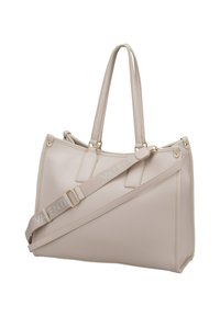 Bolso de mano de piel sintética beige con asas dobles y una correa de hombro desmontable. Presenta un logotipo sutil en la correa y herrajes en tono dorado.