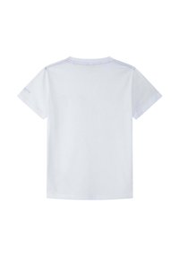 Camiseta blanca de manga corta con escote redondo. Material de algodón suave. Pequeño logotipo de texto en la manga izquierda. Diseño simple y sólido.