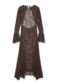 Dlhé hnedé čipkované šaty s otvorenými rukávmi, okrúhlym výstrihom a priesvitným kvetinovým vzorom po celom materiáli.
