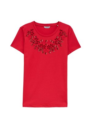 Camiseta de algodón roja con bordado floral y lentejuelas alrededor del escote, mangas cortas y ajuste relajado.
