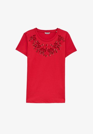 Camiseta de algodón roja con bordado floral y lentejuelas alrededor del escote, mangas cortas y ajuste relajado.