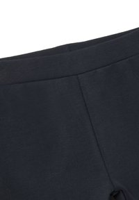 Leggings negros elásticos con textura suave y cintura elástica, que presentan un diseño sencillo. Sin patrones ni detalles visibles.