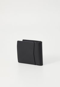 Svart bifold plånbok i slätt läder med minimalistisk design, med en slank profil och diskret överstygn.