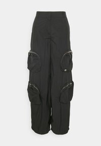 Zwarte cargobroek van lichtgewicht materiaal, met meerdere ritszakken en een relaxte pasvorm met een gathered tailleband.