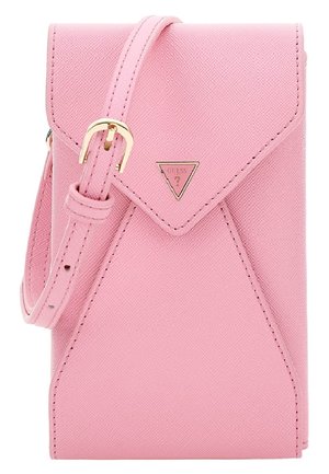 Malá růžová texturovaná kabelka přes rameno s nastavitelným popruhem, zlatou přezkou a logem Guess na přední klopě.