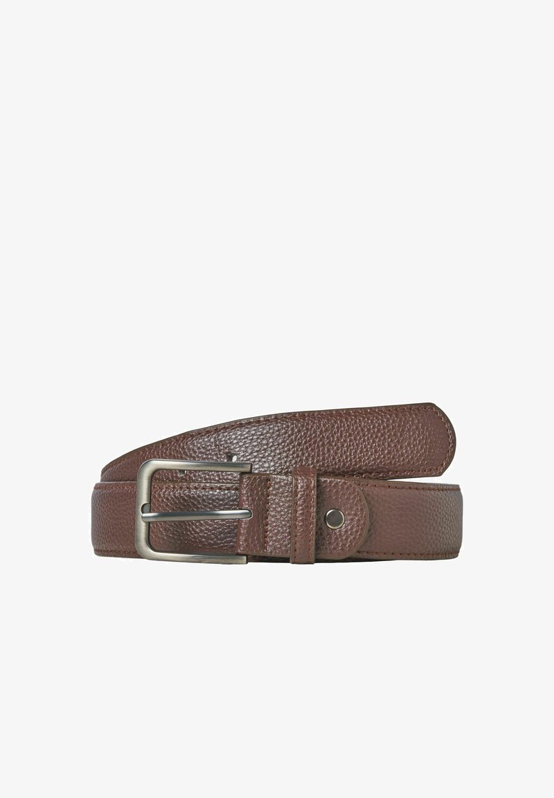 Ceinture en cuir marron texturé avec boucle rectangulaire en métal argenté, enroulée sur fond blanc.