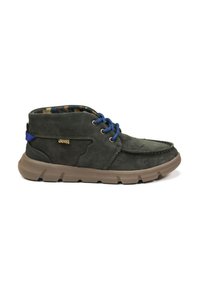 Stivali alla caviglia in suede verde scuro con lacci blu, suola in gomma marrone e fodera stampata, caratterizzati da un logo dorato sul lato.