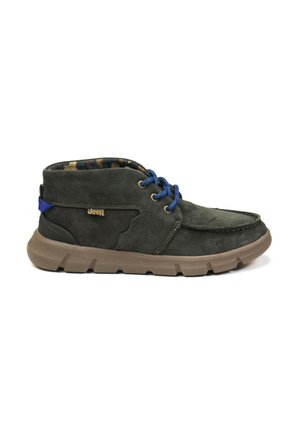 Stivali alla caviglia in suede verde scuro con lacci blu, suola in gomma marrone e fodera stampata, caratterizzati da un logo dorato sul lato.