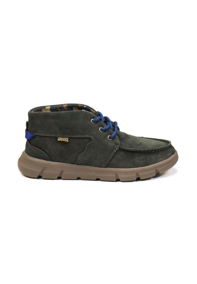 Stivali alla caviglia in suede verde scuro con lacci blu, suola in gomma marrone e fodera stampata, caratterizzati da un logo dorato sul lato.