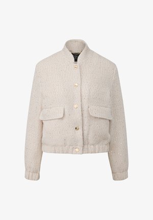 Veste courte en tweed crème avec col montant, poches à rabat sur le devant, boutons dorés, et ourlet et poignets élastiques.