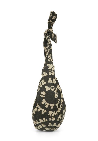 Knot-strap tas in donkergroene stof, met grote crèmekleurige letters en zinnen. Ronde vorm met een gladde textuur en minimale hardware.