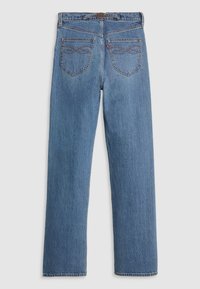 Jeans en denim bleu avec une coupe droite, dotés de deux poches arrière avec des coutures décoratives et d'une fermeture à bouton en métal à la taille.
