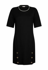 Robe noire longueur genoux avec manches courtes, col rond avec bordure blanche et six boutons dorés décoratifs près de l'ourlet sur les côtés avant.