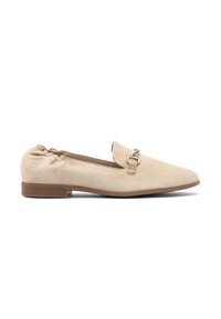 Beige mokasiner i semsket skinn med samlet hæl, spiss tå og metallkjededetalj på forsiden. Flat, lav profil såle for komfort.