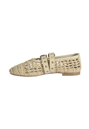 Ballerines tissées beige avec un bout pointu, dotées de deux sangles en cuir réglables avec des clous en métal doré. Semelle plate et design en tissage ouvert.