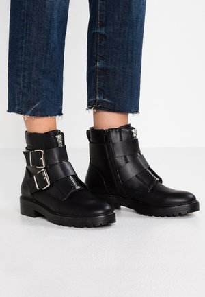 Botines camperos - black