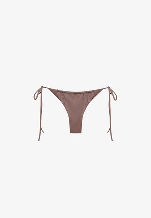 Bas de bikini en tissu marron avec liens latéraux à nouer et taille élastiquée froncée sur fond blanc.