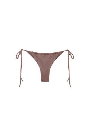 Bas de bikini en tissu marron avec liens latéraux à nouer et taille élastiquée froncée sur fond blanc.