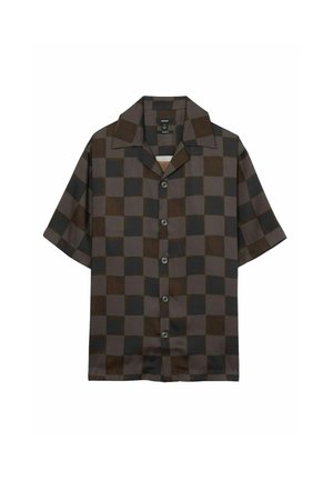 Camisa de manga corta a cuadros marrones hecha de tela suave, con cuello extendido y botones en el frente, que presenta cuadrados oscuros y claros alternos.