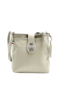 Lichtbeige leren handtas met een gestructureerde afwerking, ronde vorm, topflap, zilverkleurige accenten en een klein Italiaans vlaggetje.