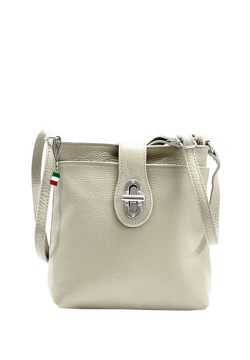 Lichtbeige leren handtas met een gestructureerde afwerking, ronde vorm, topflap, zilverkleurige accenten en een klein Italiaans vlaggetje.