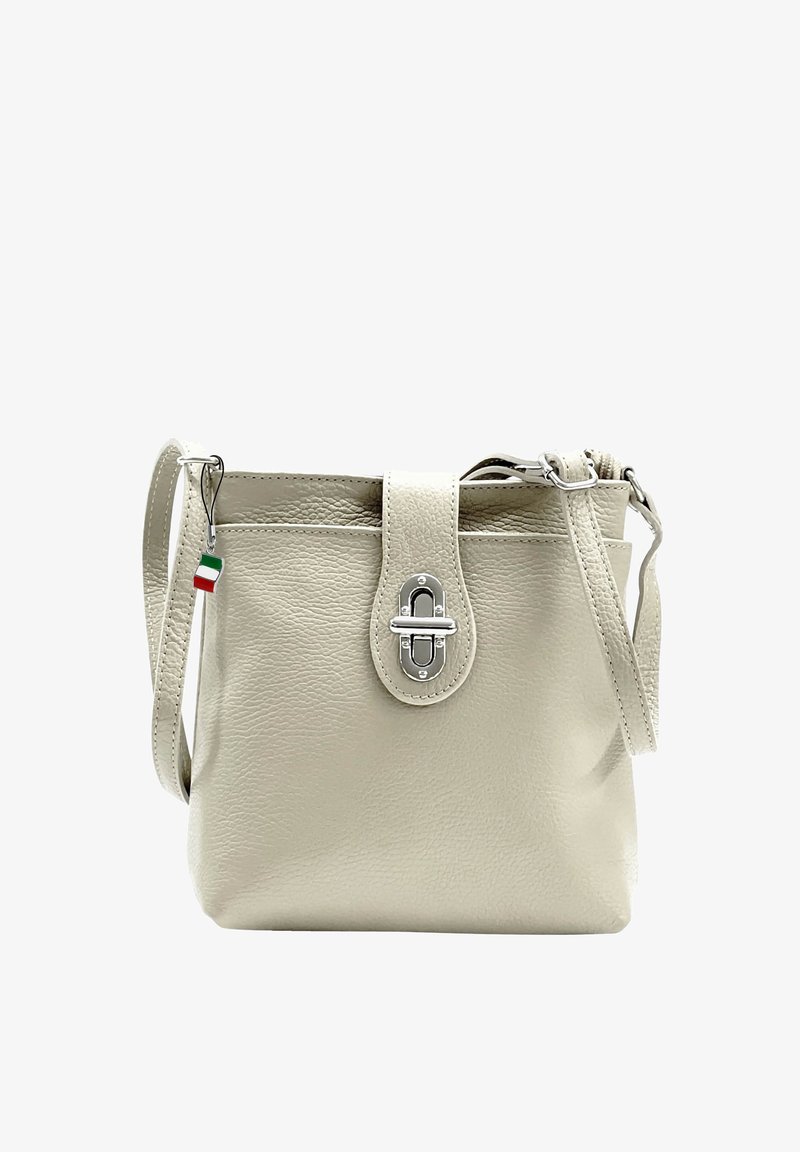 Lichtbeige leren handtas met een gestructureerde afwerking, ronde vorm, topflap, zilverkleurige accenten en een klein Italiaans vlaggetje.