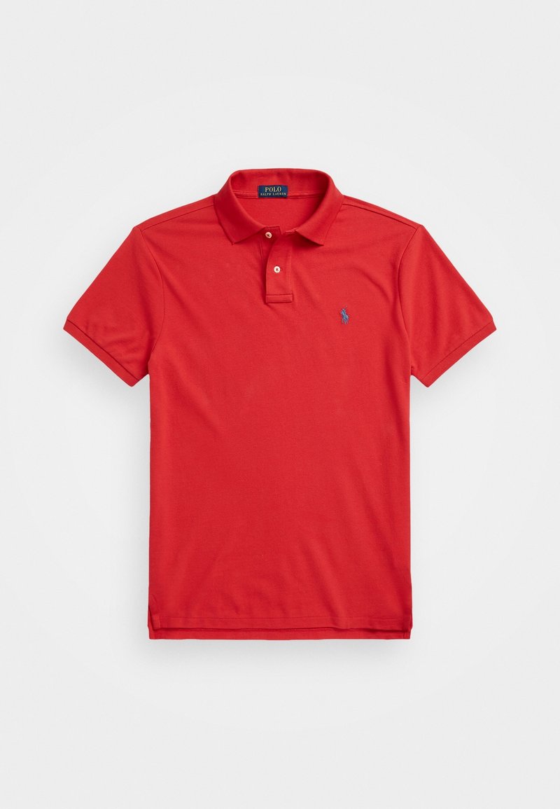 Polo rouge à manches courtes avec col et deux boutons, arborant un petit logo brodé bleu sur la poitrine gauche.