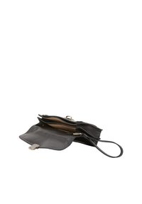 Borsa a tracolla in pelle nera con due scomparti, chiusura con zip e tracolla corta. Texture liscia con un design minimalista e dettagli di cucitura discreti.