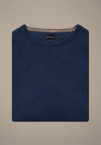 Granatowy sweter dzianinowy o fakturowanym wykończeniu, z okrągłym dekoltem i kontrastującym jasnobrązowym wewnętrznym kołnierzem. Widoczna metka w rozmiarze M.