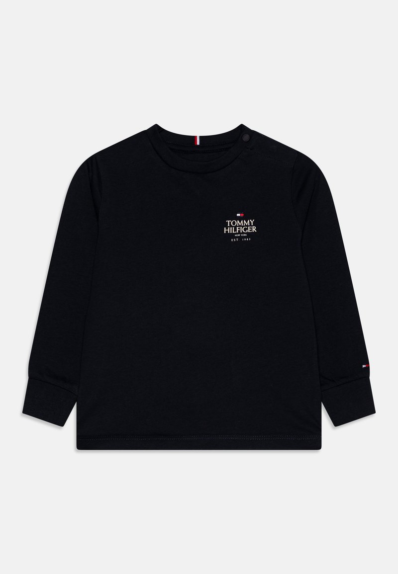 Schwarzes Langarmshirt aus Baumwolle, mit rundem Halsausschnitt, seitlichen Druckknopfverschlüssen und auffälligem weißen Logo-Text in der Mitte.