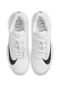 Weiße Sportschuhe mit strukturiertem Mesh-Obermaterial, schwarzem Nike-Swoosh-Logo, Schnürdesign und kontrastierender Gummisohle.