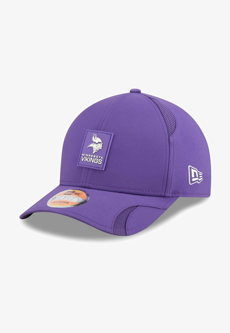 Lila Baseballcap aus synthetischem Material, mit einem Logo-Patch auf der Vorderseite, Netz-Akzenten an den Seiten und einem gebogenen Schirm.