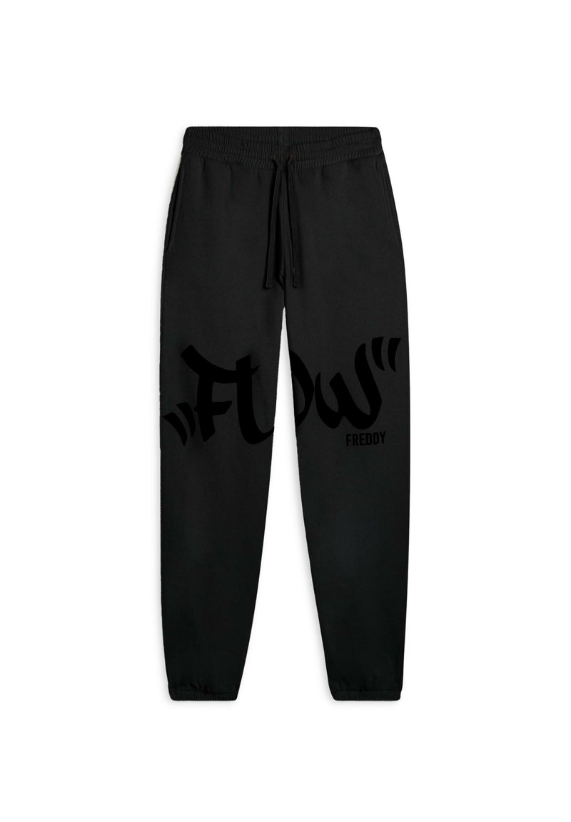 Pantalones de chándal negros con cintura y puños elásticos, que presentan un audaz gráfico "FLOW" y el texto "FREDDY" en negro en la parte frontal.